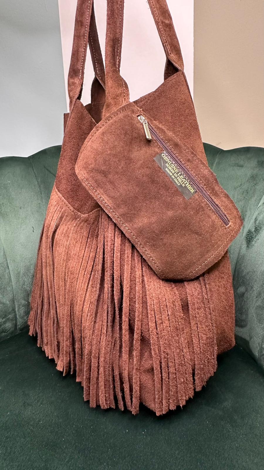 Borsa modello MC21124 in pelle scamosciata con frange