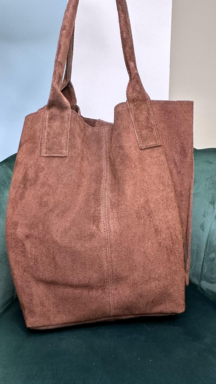 Borsa modello MC21124 in pelle scamosciata con frange