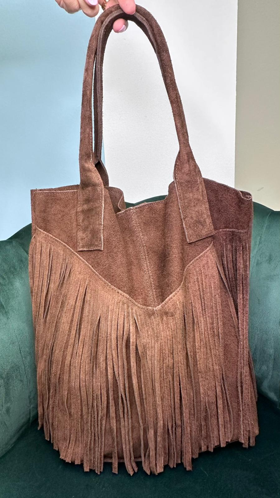 Borsa modello MC21124 in pelle scamosciata con frange