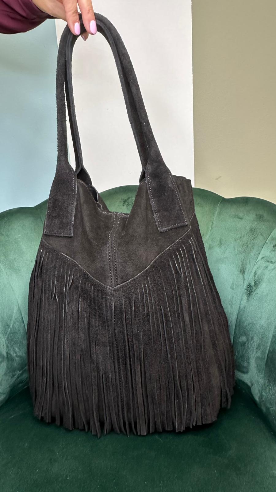 Borsa modello MC21124 in pelle scamosciata con frange