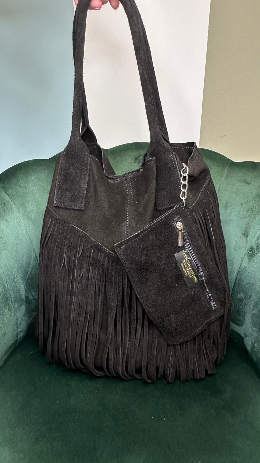 Borsa modello MC21124 in pelle scamosciata con frange