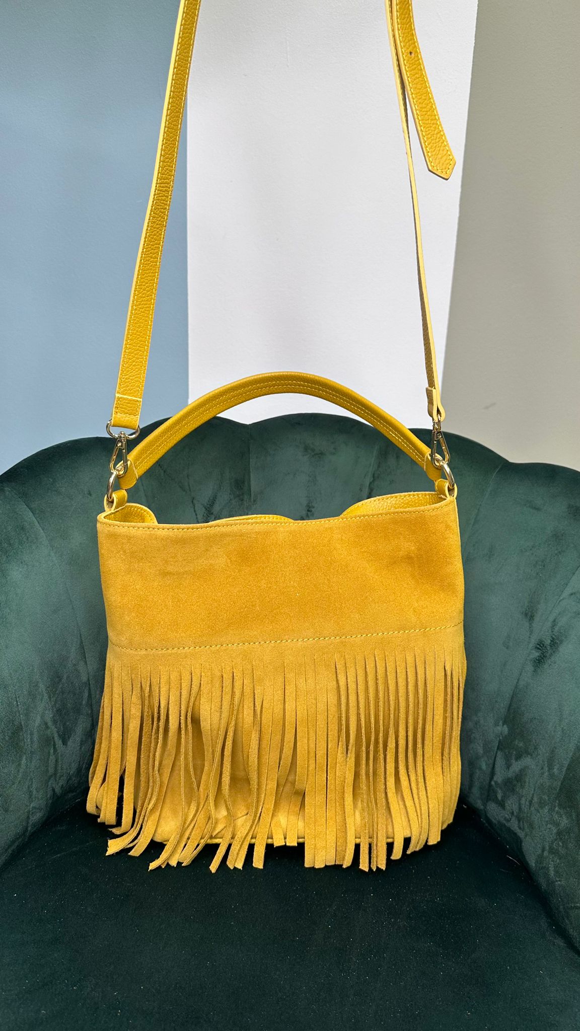 Borsa semirigida modello LL272536 con frange in pelle scamosciata