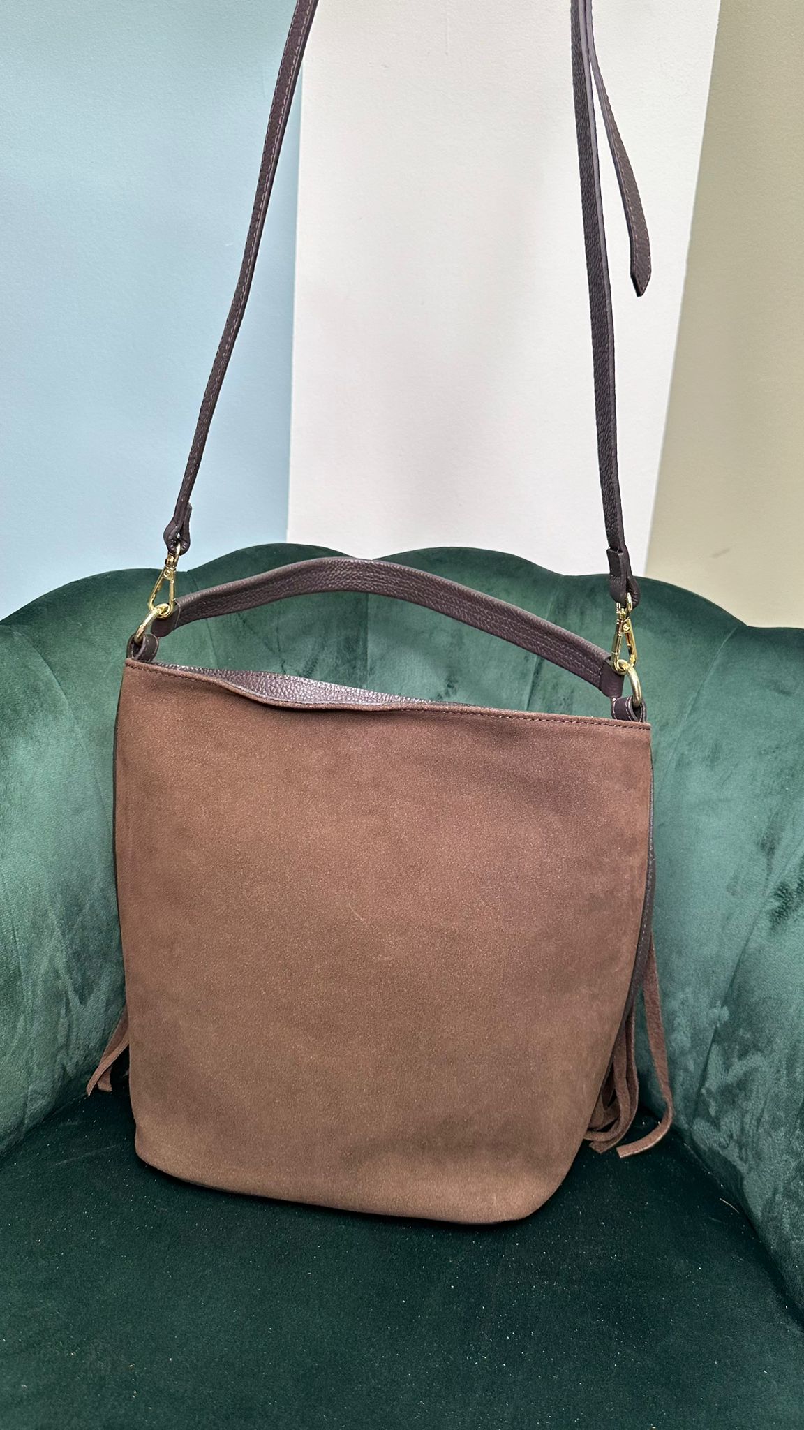 Borsa semirigida modello LL272536 con frange in pelle scamosciata