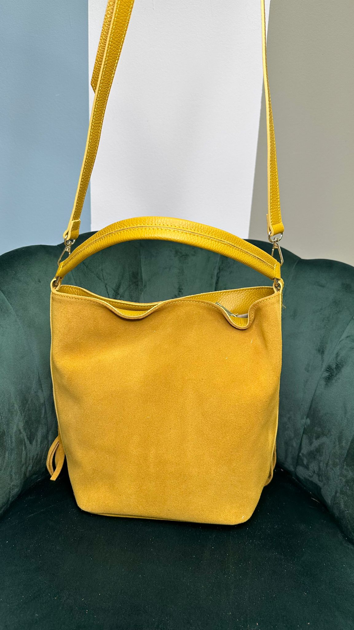 Borsa semirigida modello LL272536 con frange in pelle scamosciata