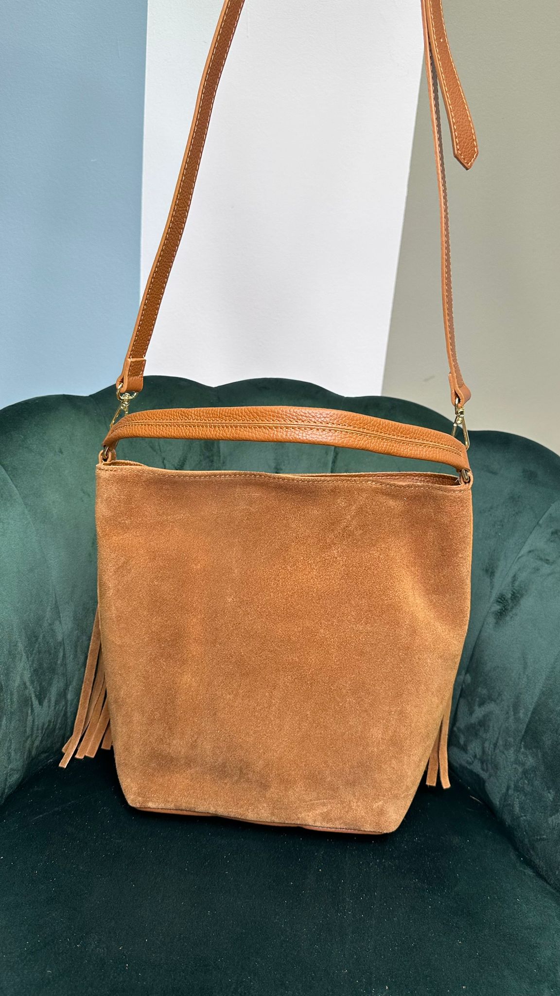 Borsa semirigida modello LL272536 con frange in pelle scamosciata