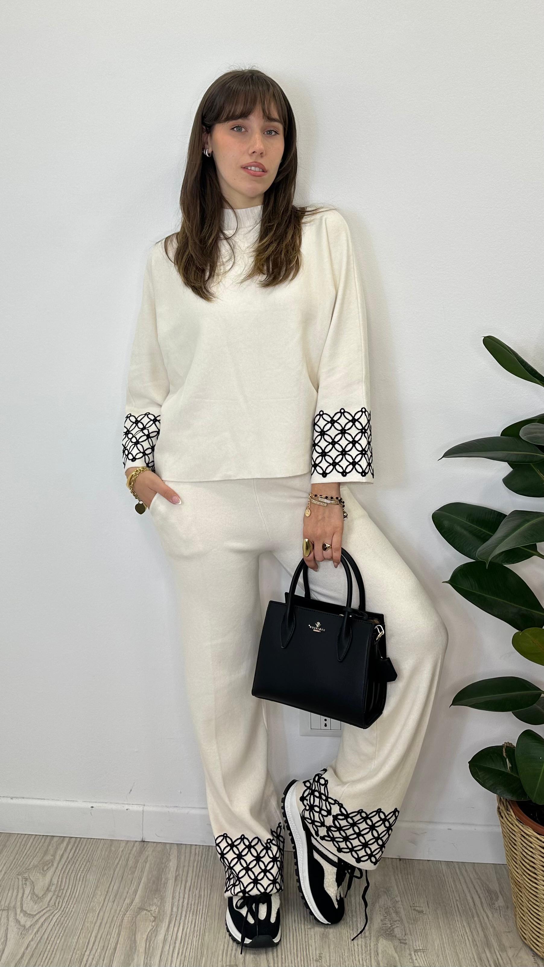 Completo in maglia "IRIDE" con greca in ciniglia