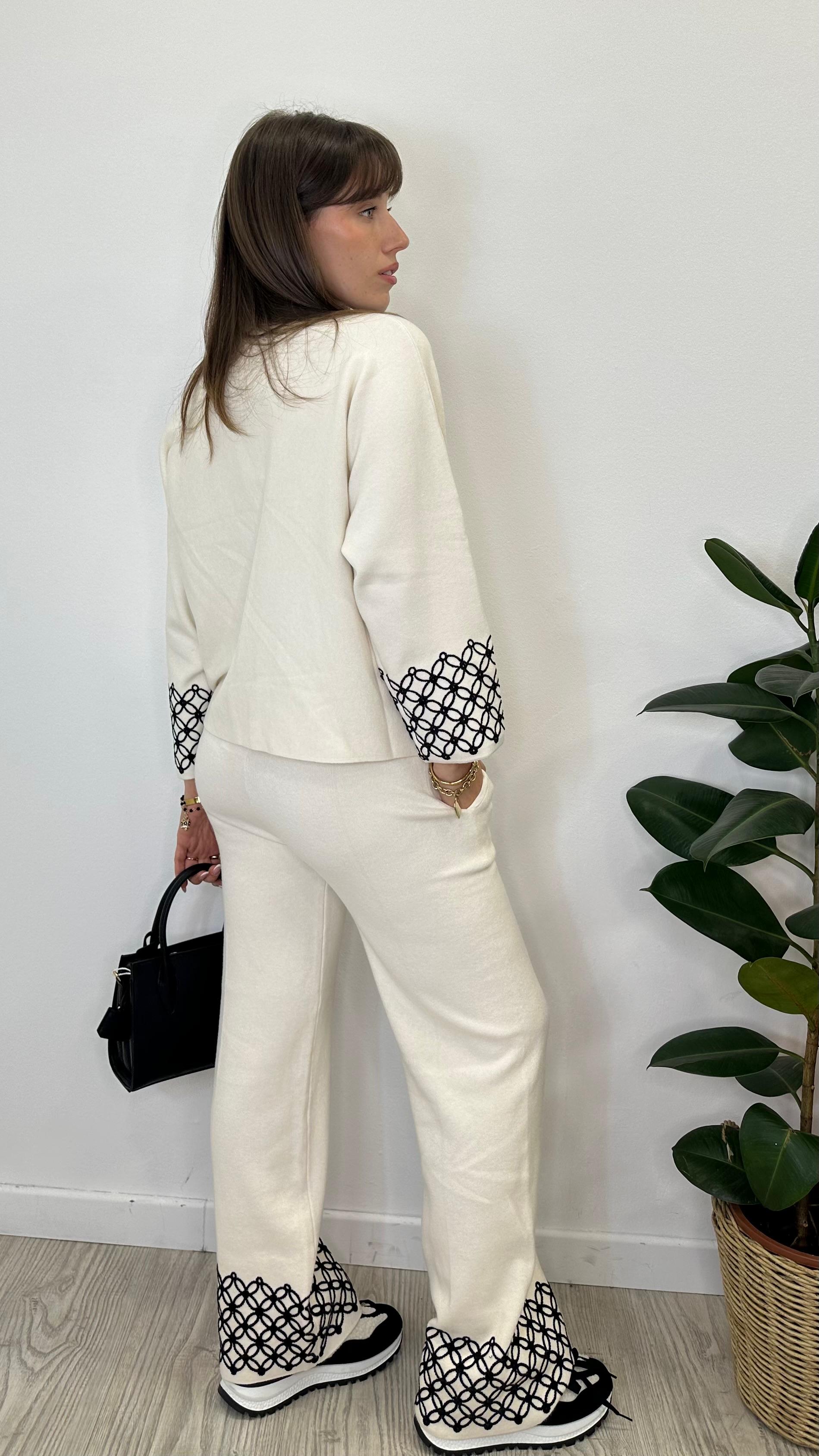 Completo in maglia "IRIDE" con greca in ciniglia