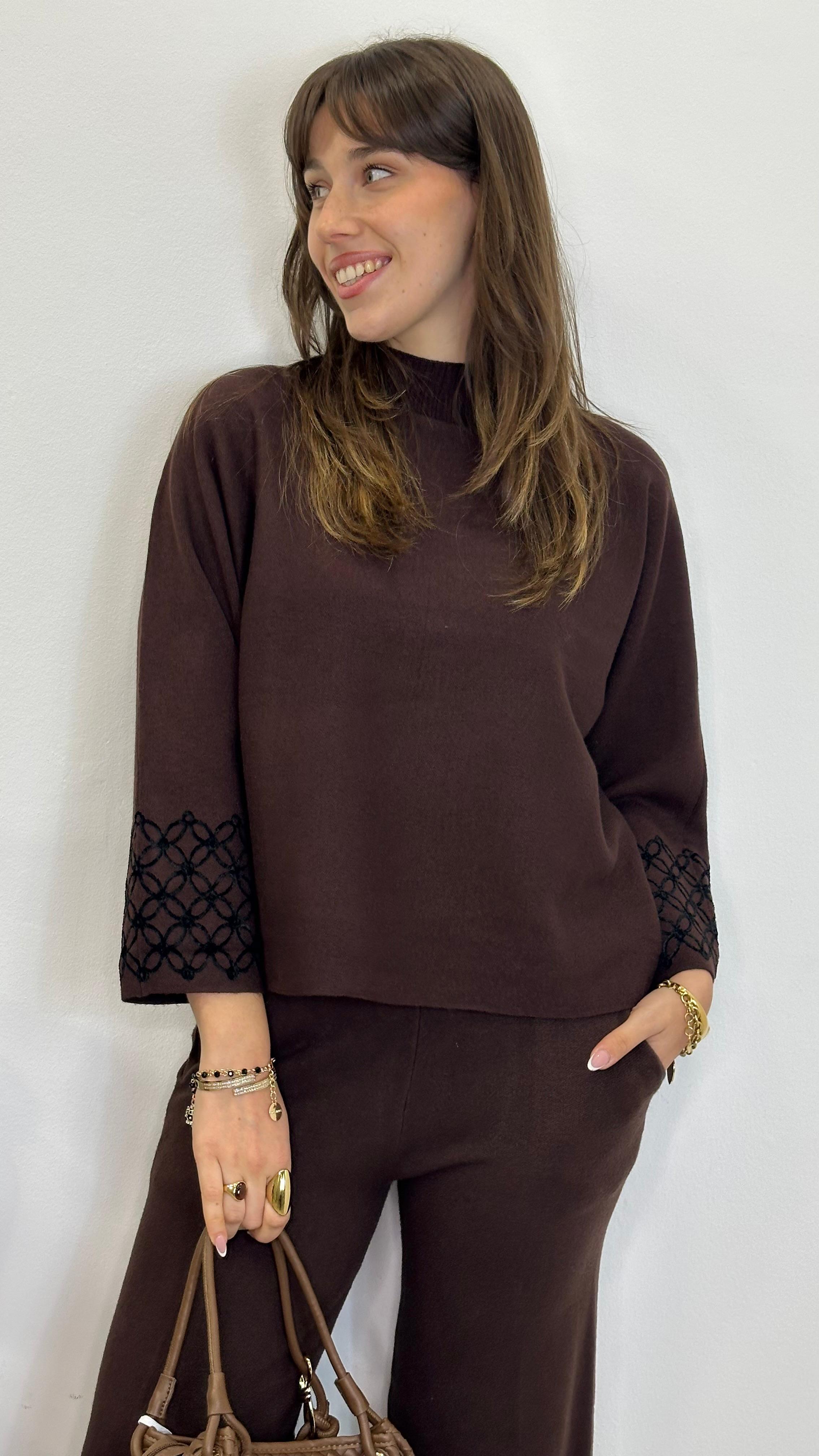 Completo in maglia "IRIDE" con greca in ciniglia