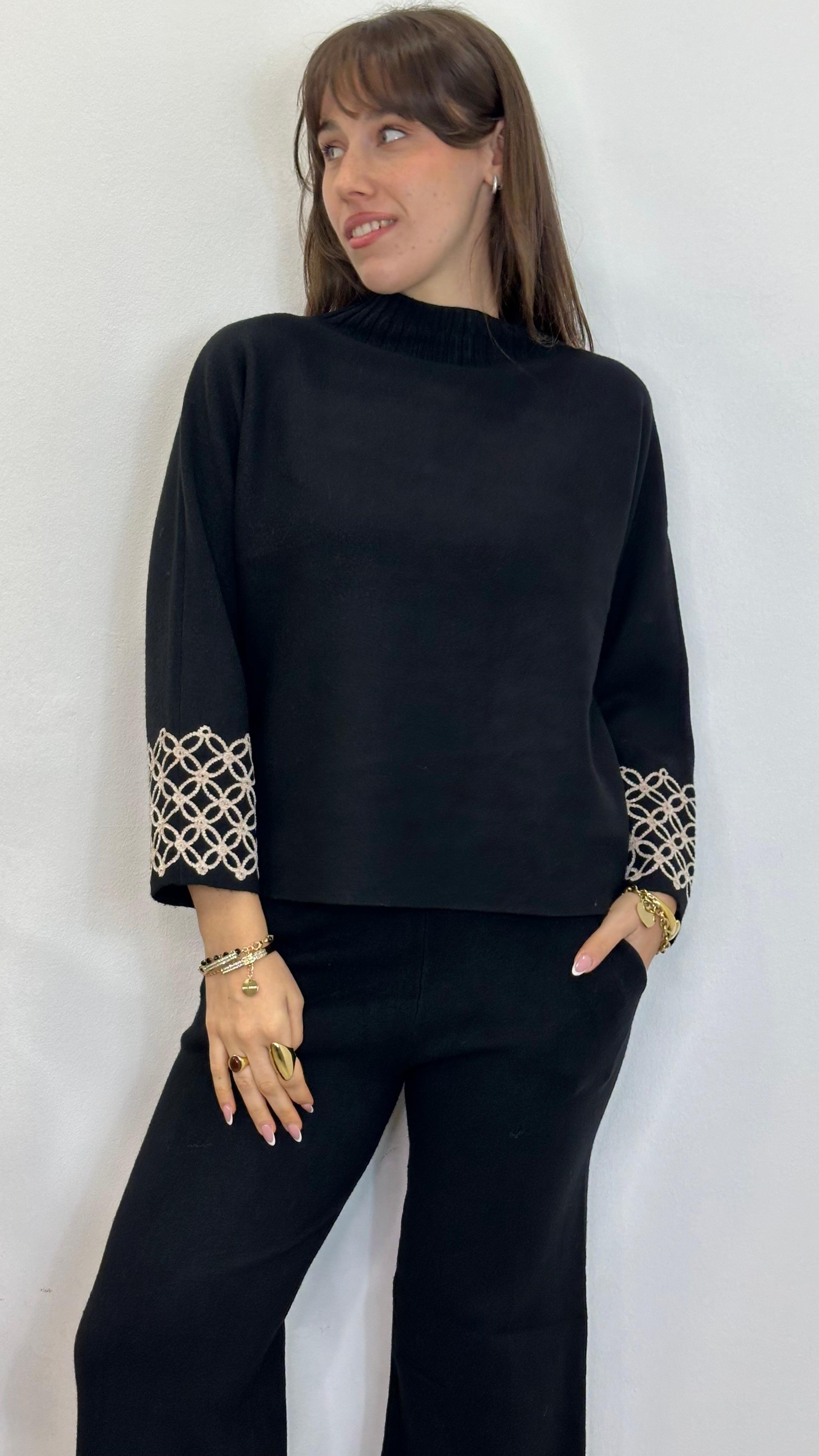 Completo in maglia "IRIDE" con greca in ciniglia